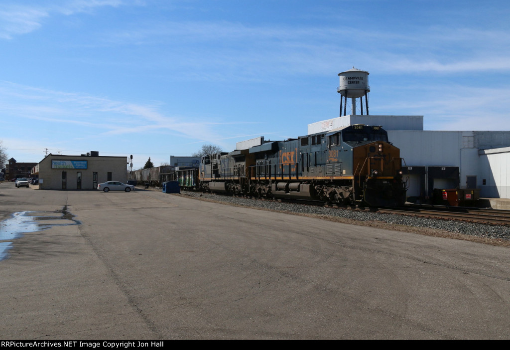 CSX 3081 & 404 roll on to Track 2 with Q326